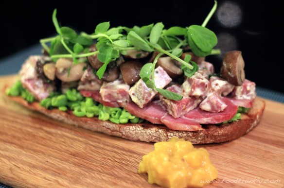 Gammon, mushrooms and peas on toast